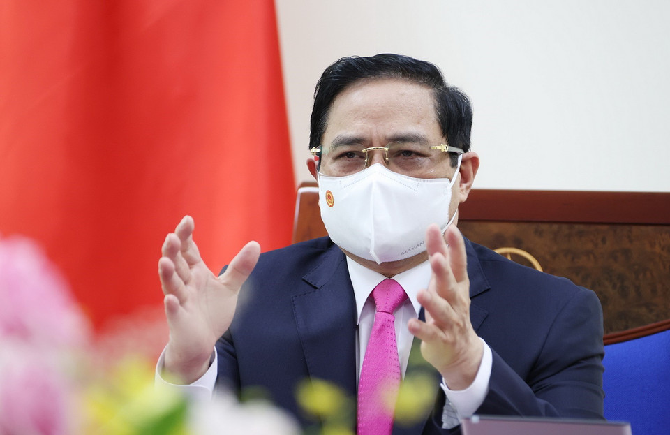 Thủ tướng Phạm Minh Chính điện đàm với Thủ tướng Nhật Bản Suga Yoshihide. (Ảnh: Dương Giang/TTXVN)