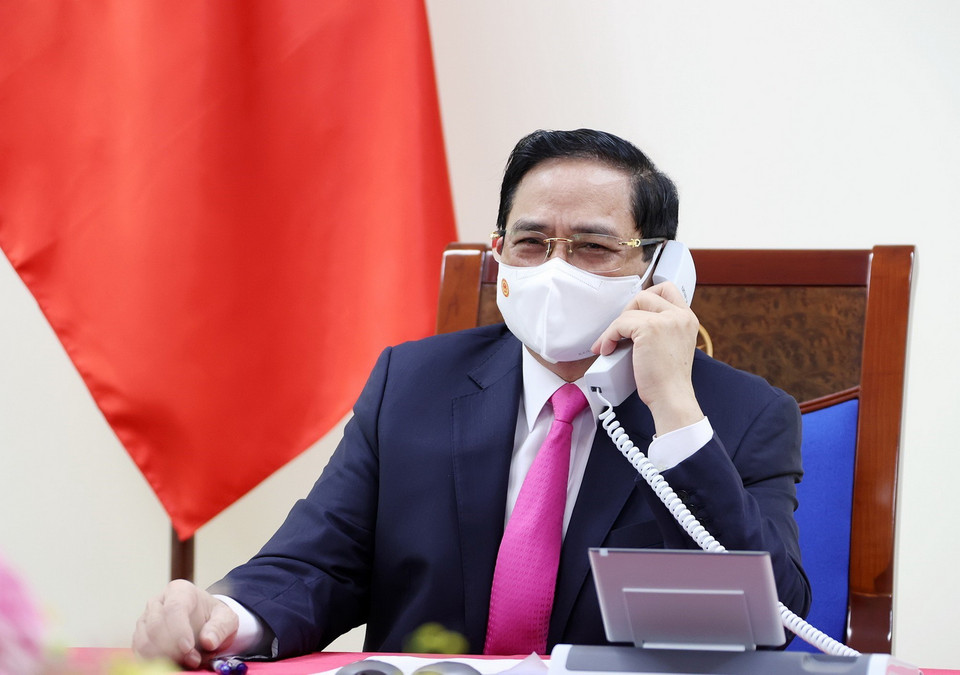 Thủ tướng Phạm Minh Chính điện đàm với Thủ tướng Nhật Bản Suga Yoshihide. (Ảnh: Dương Giang/TTXVN)