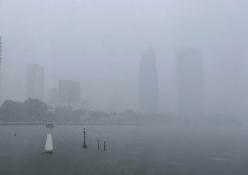 Trung tâm hành chính Đà Nẵng mờ mịt trong mưa lớn sáng 25/9. (Ảnh: Trần Lê Lâm/TTXVN)