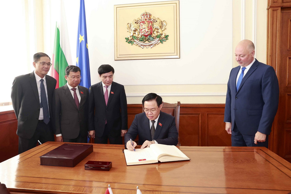 Chủ tịch Quốc hội Vương Đình Huệ ký sổ lưu niệm tại Nhà Quốc hội Bulgaria. (Ảnh: Doãn Tấn/TTXVN)