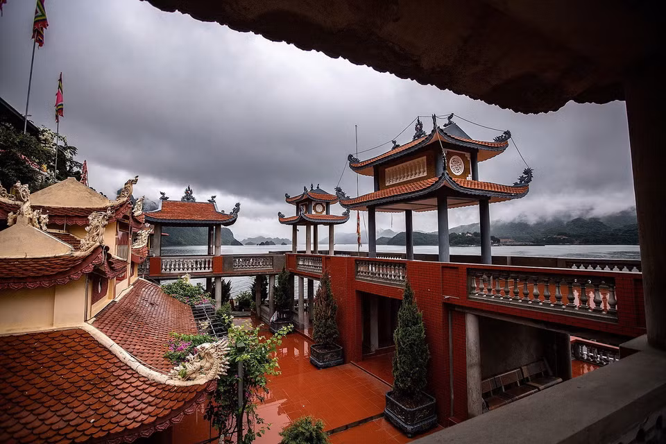 Đền bà Chúa Thác Bờ là điểm du lịch nổi tiếng của tỉnh Hòa Bình. (Ảnh Trọng Đạt/TTXVN)