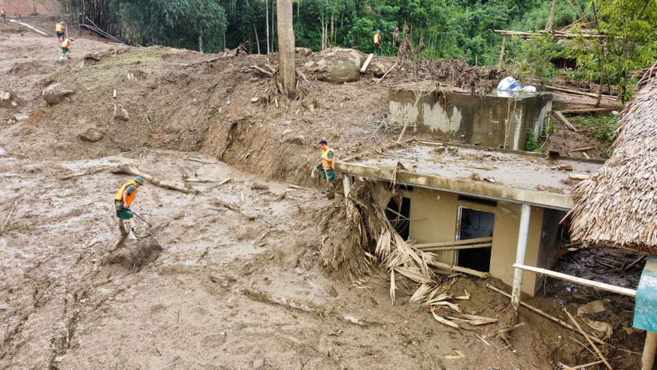 Lực lượng Quân đội tiếp tục dò tìm tại vị trí nơi có khả năng có nạn nhân. (Ảnh: Hoàng Hiếu/TTXVN)