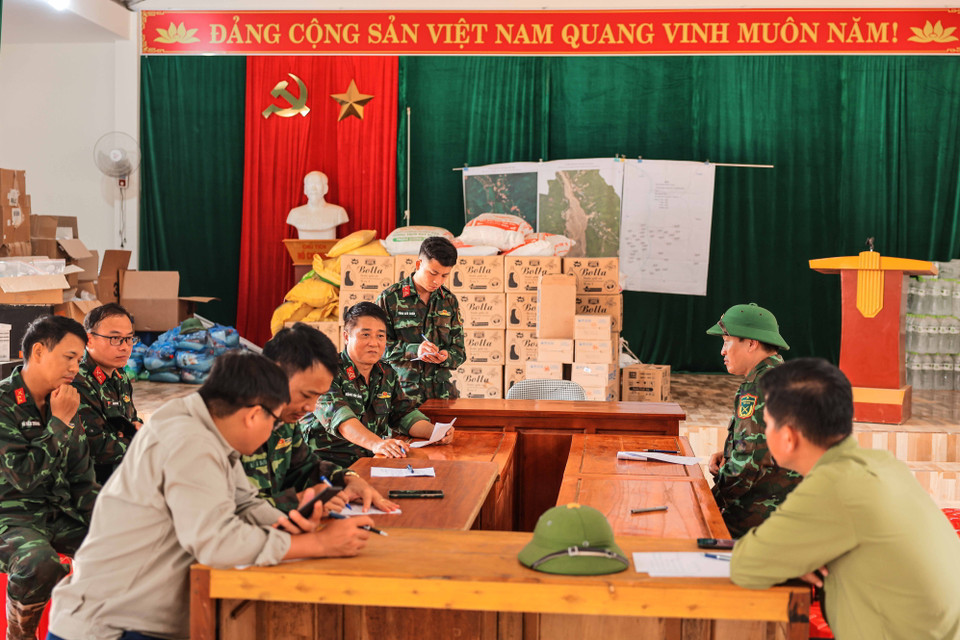 Lực lượng bộ đội họp bàn với chính quyền địa phương về tìm kiếm nạn nhân Làng Nủ hiện đang bị mất tích, ảnh chụp lúc 10h 30 ngày 17/9. (Ảnh: Hoàng Hiếu/TTXVN)
