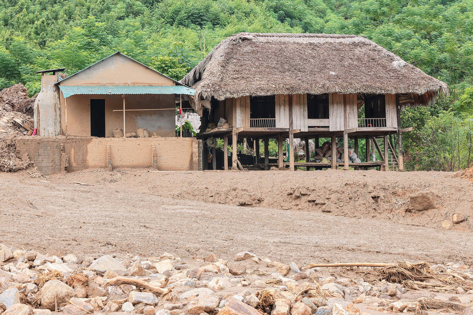 Những ngôi nhà của làng Nủ gần núi Voi, nơi xảy ra lũ ống, lũ quét giờ chỉ còn lại sự lạnh lẽo, hoang vắng. (Ảnh: Hoàng Hiếu/TTXVN)
