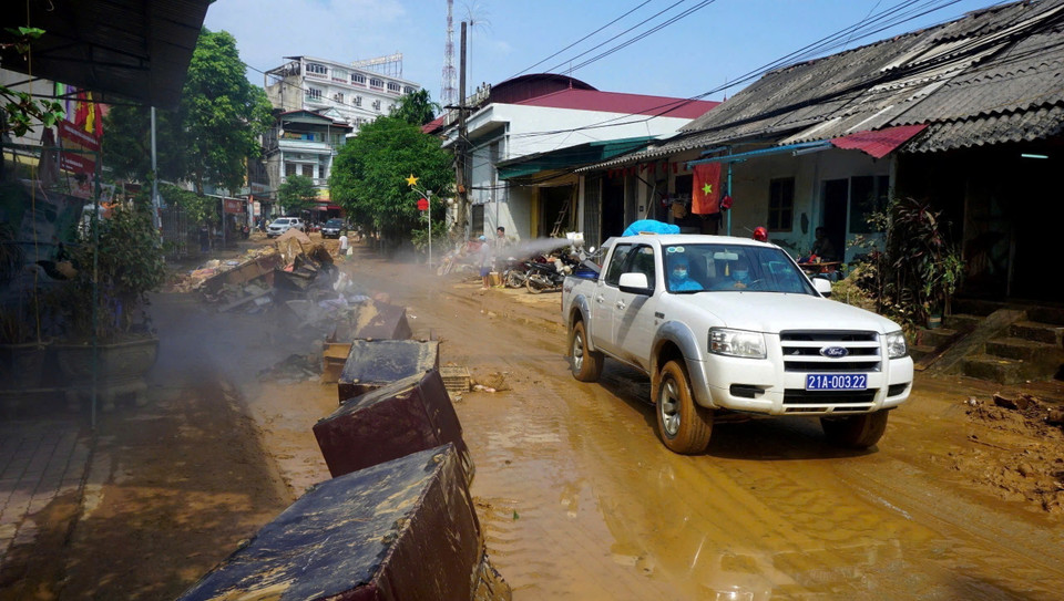 Lực lượng cơ động thực hiện phun khử trùng tại tuyến đường Kim Đồng, thành phố Yên Bái. (Ảnh: TTXVN phát)
