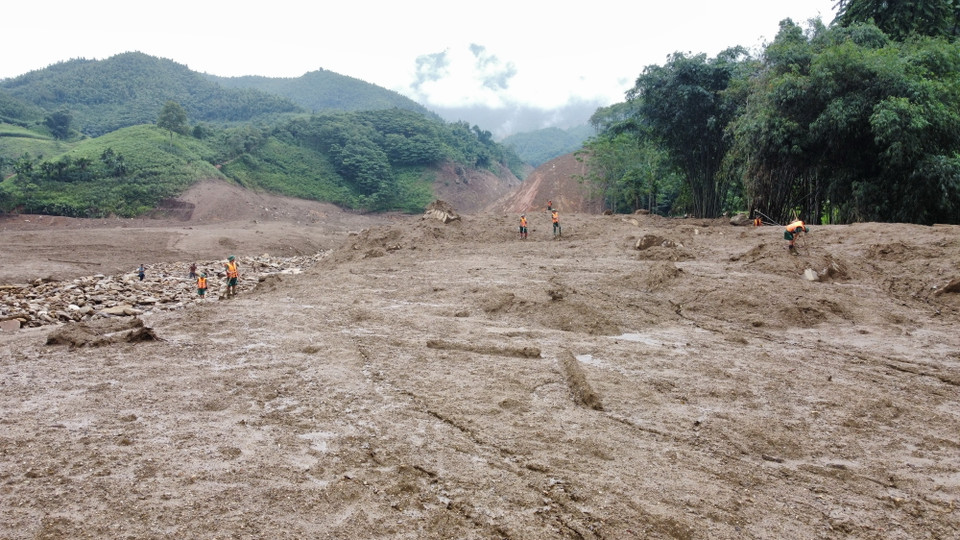Đến ngày 17/9, lực lượng chức năng cùng người dân vẫn đang nỗ lực tìm kiếm 14 nạn nhân đang bị mất tích. (Ảnh: Hoàng Hiếu/TTXVN)