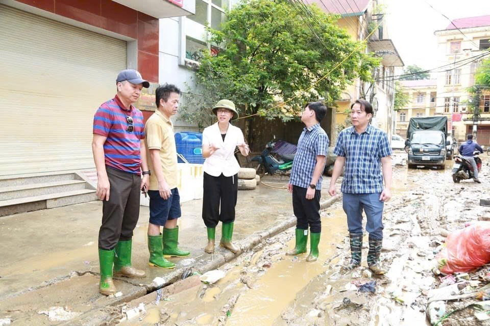 Giám đốc Sở Y tế tỉnh Yên Bái Lê Thị Hồng Vân (giữa) kiểm tra công tác vệ sinh môi trường tại phường Nam Cường, thành phố Yên Bái. (Ảnh: TTXVN phát)