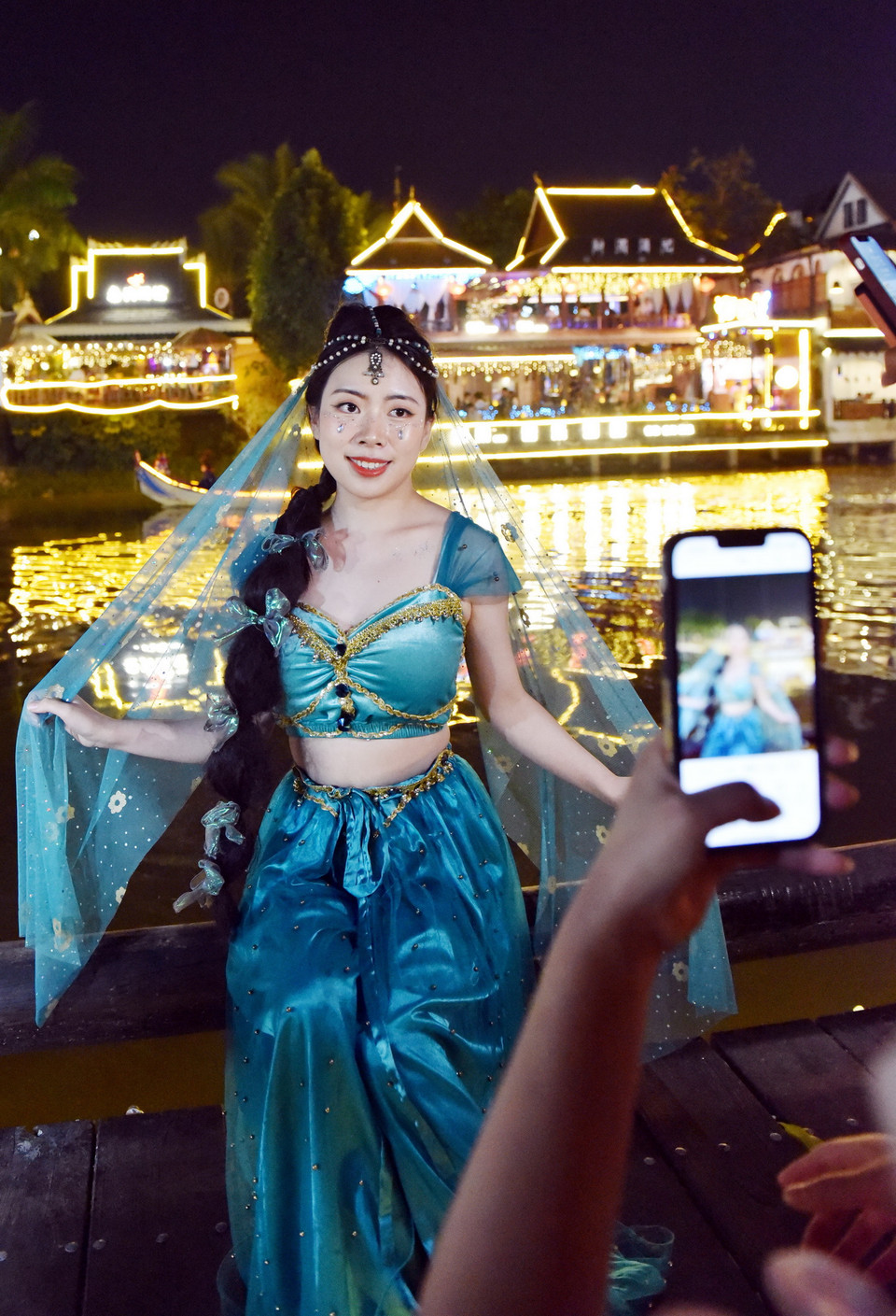  Mặc trang phục các dân tộc thiểu số để chụp một bộ ảnh đẹp thực sự trở thành một trong những trải nghiệm yêu thích của du khách, đặc biệt là các bạn nữ. (Ảnh: Thành Dương/Vietnam+)