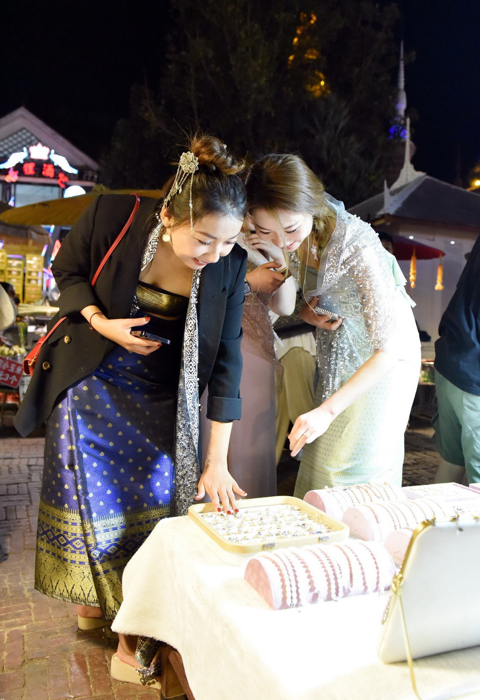 Lựa chọn để mua được những đồ trang sức yêu thích là điều các nữ du khách không thể bỏ qua tại chợ đêm Tinh Quang. (Ảnh: Thành Dương/Vietnam+)