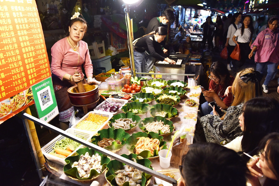  Đến với chợ đêm Tinh Quang, du khách được thưởng thức những món ăn đặc sắc của Trung Quốc và một số nước Đông Nam Á. (Ảnh: Thành Dương/Vietnam+)