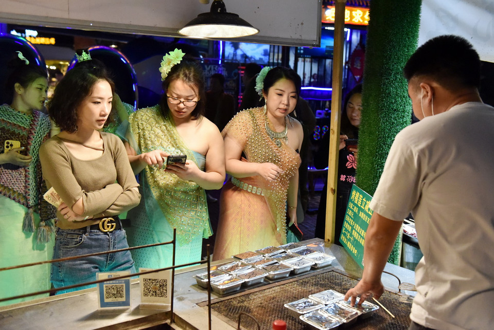  Đến với chợ đêm Tinh Quang, du khách được thưởng thức những món ăn đặc sắc của Trung Quốc và một số nước Đông Nam Á. (Ảnh: Thành Dương/Vietnam+)