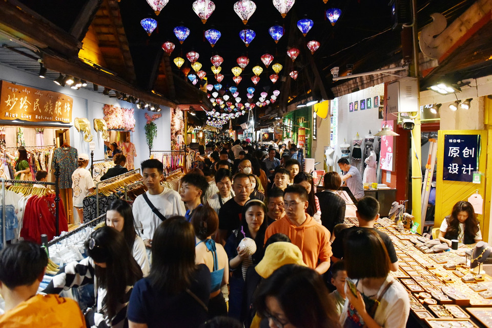 Tham quan và mua sắm dưới những giàn đèn lồng lung linh đủ sắc màu mang lại cho du khách những trải nghiệm khó quên. (Ảnh: Thành Dương/Vietnam+)