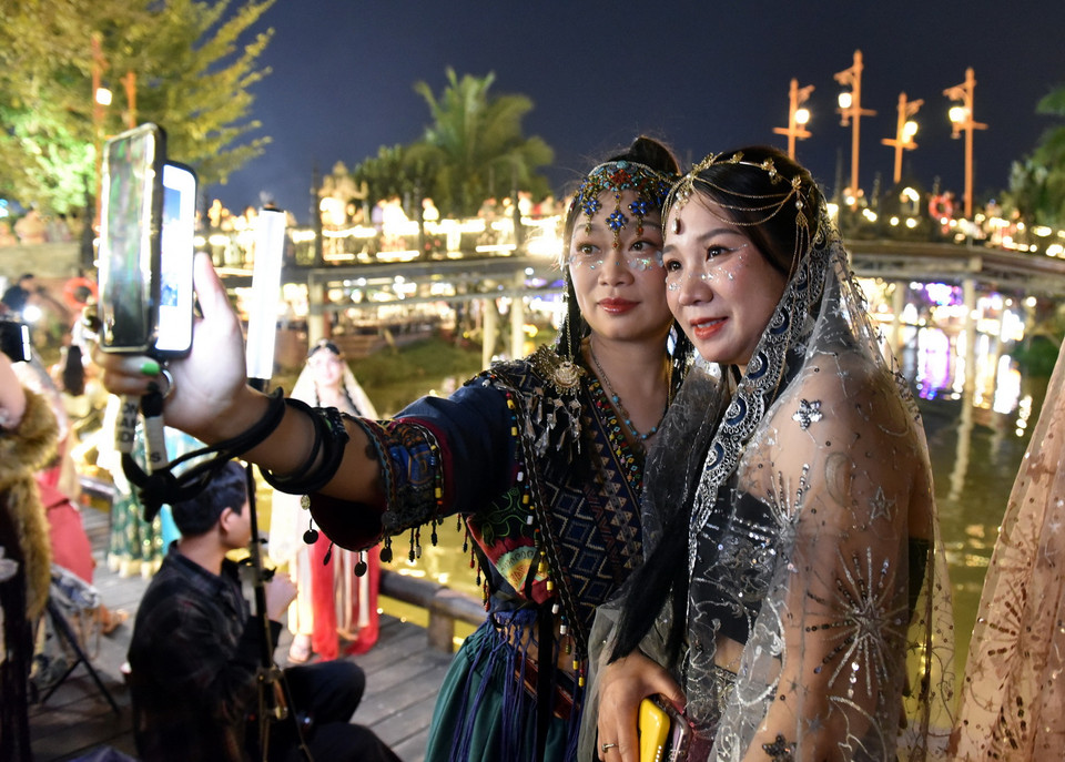 Mặc trang phục các dân tộc thiểu số để chụp một bộ ảnh đẹp thực sự trở thành một trong những trải nghiệm yêu thích của du khách, đặc biệt là các bạn nữ. (Ảnh: Thành Dương/Vietnam+)