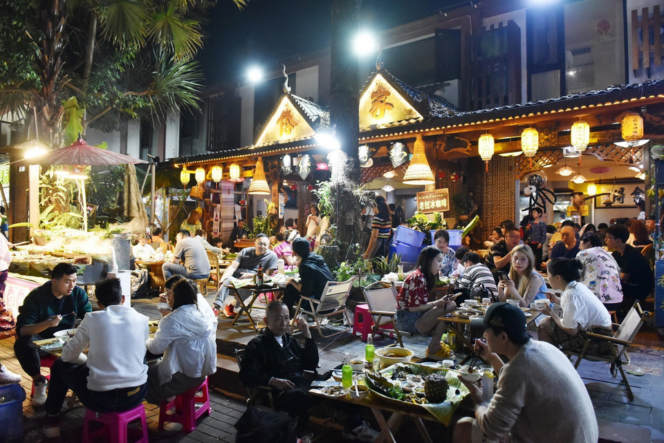 Đến với chợ đêm Tinh Quang, du khách được thưởng thức những món ăn đặc sắc của Trung Quốc và một số nước Đông Nam Á. (Ảnh: Thành Dương/Vietnam+)