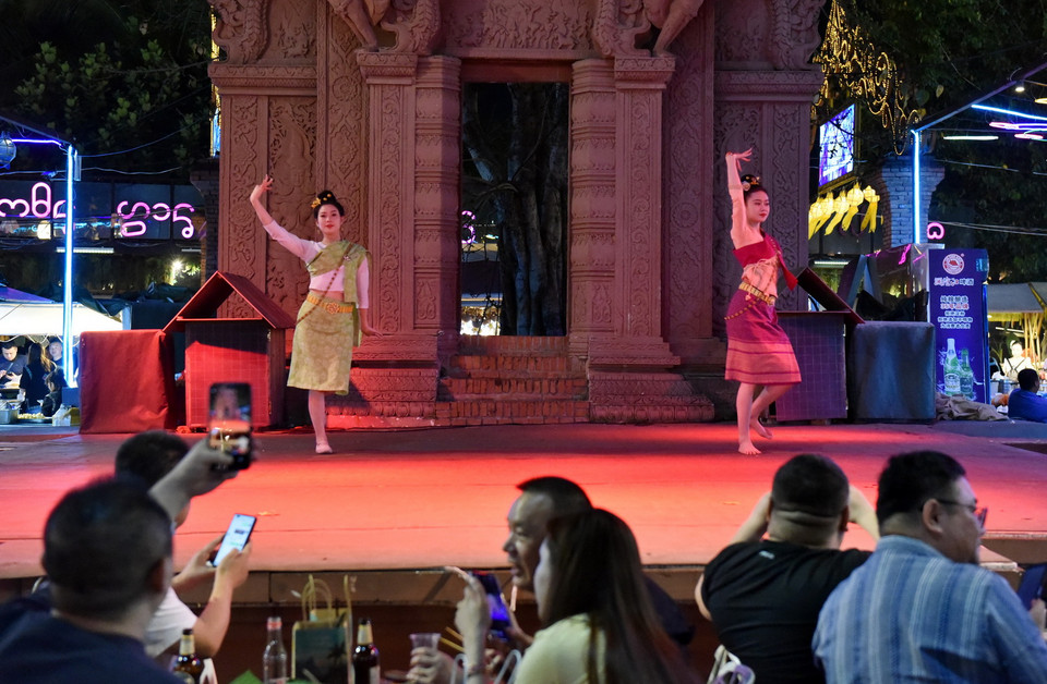 Tham quan chợ đêm Tinh Quang còn là dịp để du khách thưởng thức những tiết mục biểu diễn nghệ thuật đặc sắc của các dân tộc thiểu số, đặc biệt là dân tộc Thái.