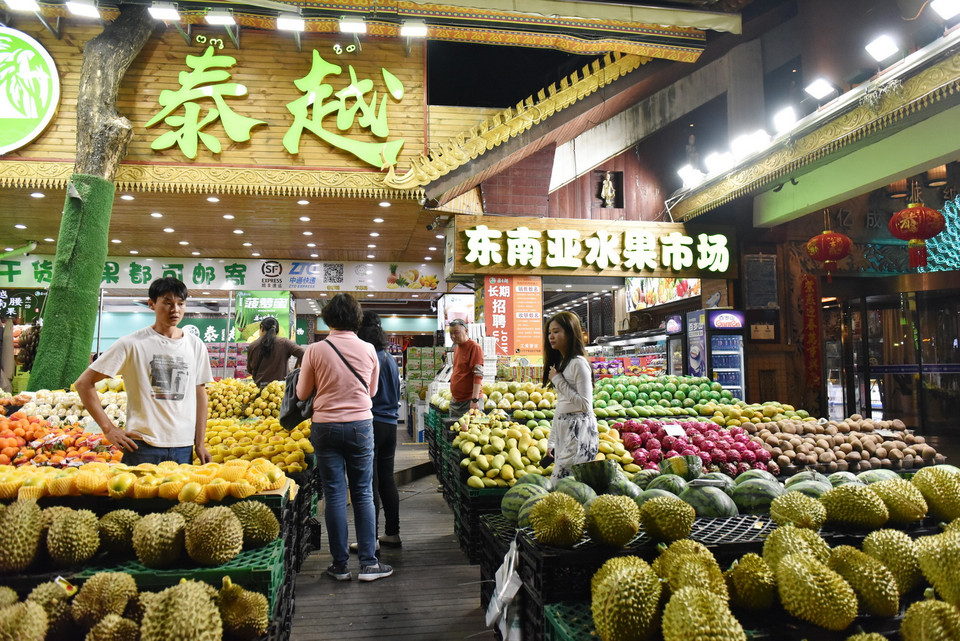 Tham quan và mua sắm dưới những giàn đèn lồng lung linh đủ sắc màu mang lại cho du khách những trải nghiệm khó quên. (Ảnh: Thành Dương/Vietnam+)