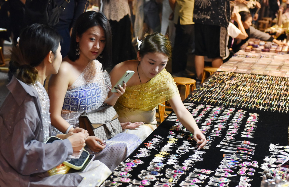  Lựa chọn để mua được những đồ trang sức yêu thích là điều các nữ du khách không thể bỏ qua tại chợ đêm Tinh Quang. (Ảnh: Thành Dương/Vietnam+)