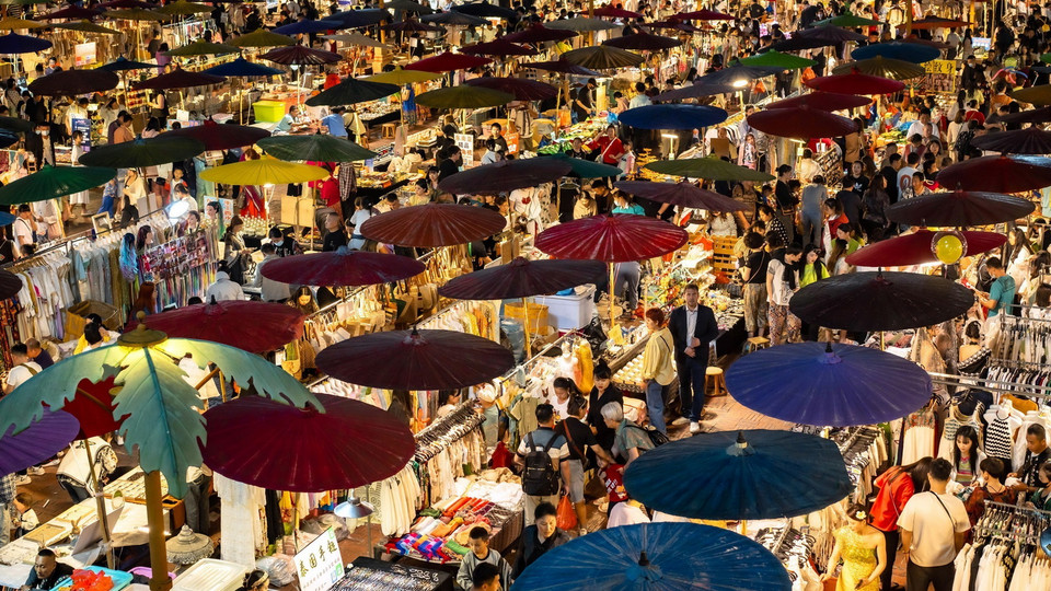 Với diện tích khoảng 3.300m2, chợ đêm Xishuangbanna (Tinh Quang) được cho là chợ đêm lớn nhất Đông Á và số lượng các sạp hàng lên đến hàng nghìn. (Ảnh: Thành Dương/Vietnam+)