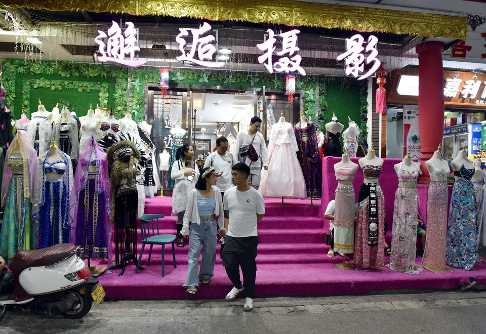 Một trong những nét nổi bật của chợ đêm Tinh Quang là bán và cho thuê trang phục truyền thống của các dân tộc thiểu số ở Trung Quốc và Đông Nam Á. (Ảnh: Thành Dương/Vietnam+)