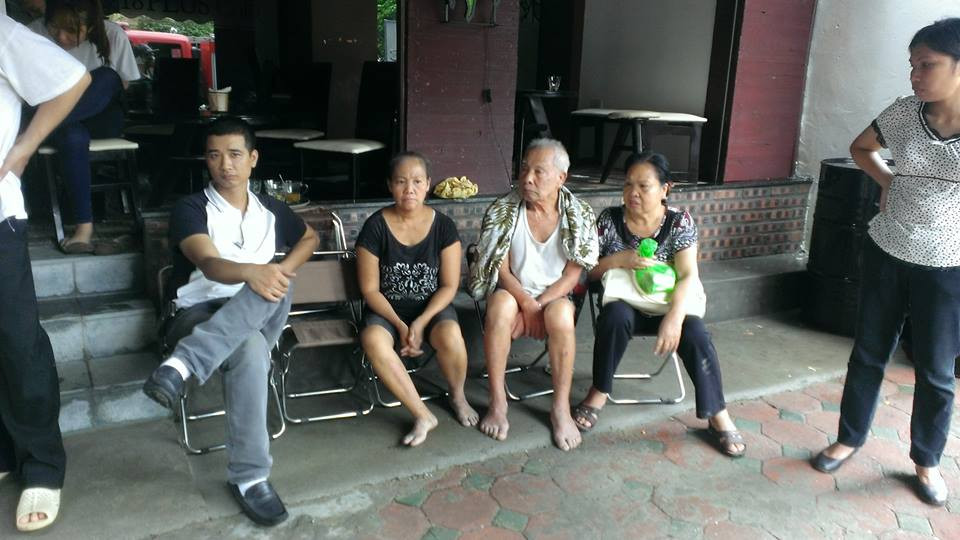 Người dân trong khu phố còn chưa hết bàng hoàng về vụ sập nhà. (Ảnh: PV/Vietnam+)