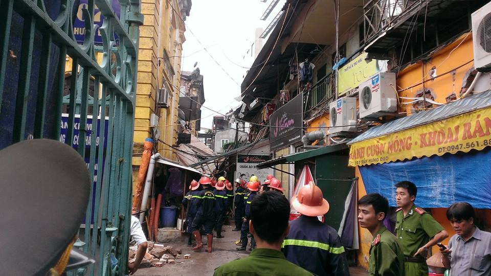Hiện trường xung quanh khu vực nhà cổ sập. (Ảnh: PV/Vietnam+)