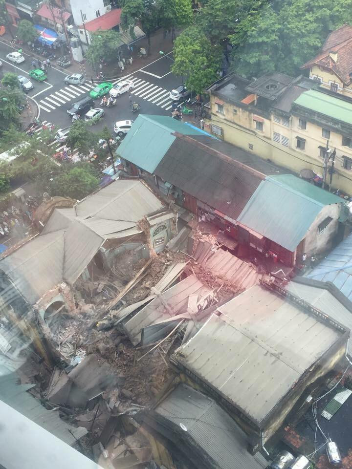 Toàn cảnh ngôi nhà bị sập. (Ảnh: Otofun)