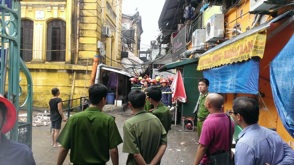 Hiện trường xung quanh khu vực nhà cổ sập. (Ảnh: PV/Vietnam+)