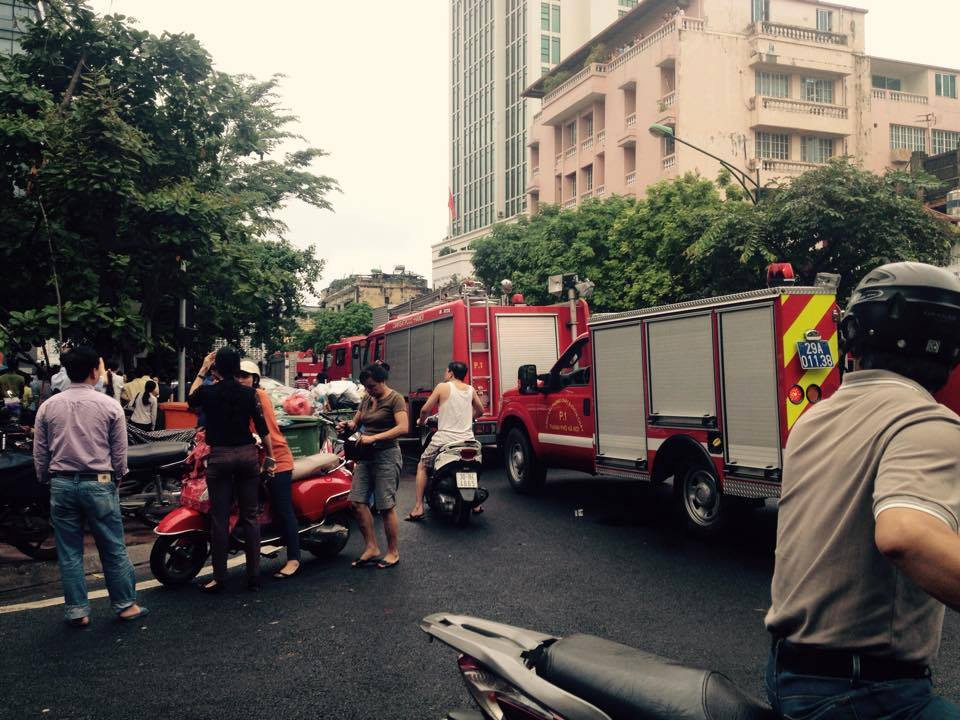 Xe cứu hộ tới hiện trường ngôi nhà sập. (Ảnh: PV/Vietnam+)