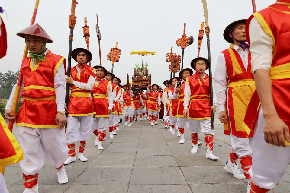 Nghi lễ rước kiệu về Đền Hùng trong dịp Giỗ Tổ Hùng Vương-Lễ hội Đền Hùng là nghi lễ truyền thống được các xã vùng ven di tích duy trì, bảo tồn hàng ngàn năm nay. (Ảnh: Tạ Toàn/TTXVN)