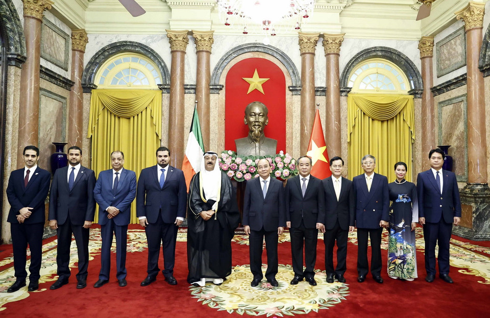 Chủ tịch nước Nguyễn Xuân Phúc chụp ảnh chung với Đại sứ Kuwait Yousef Ashour Al- Sabbagh. (Ảnh: Thống Nhất/TTXVN)