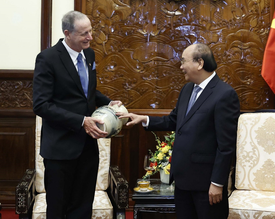 Chủ tịch nước Nguyễn Xuân Phúc tặng quà lưu niệm cho Đại sứ Israel Yaron Mayer. (Ảnh: Thống Nhất/TTXVN)