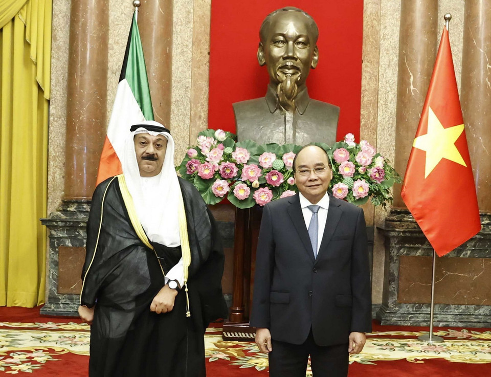 Chủ tịch nước Nguyễn Xuân Phúc chụp ảnh chung với Đại sứ Kuwait Yousef Ashour Al-Sabbagh. (Ảnh: Thống Nhất/TTXVN)