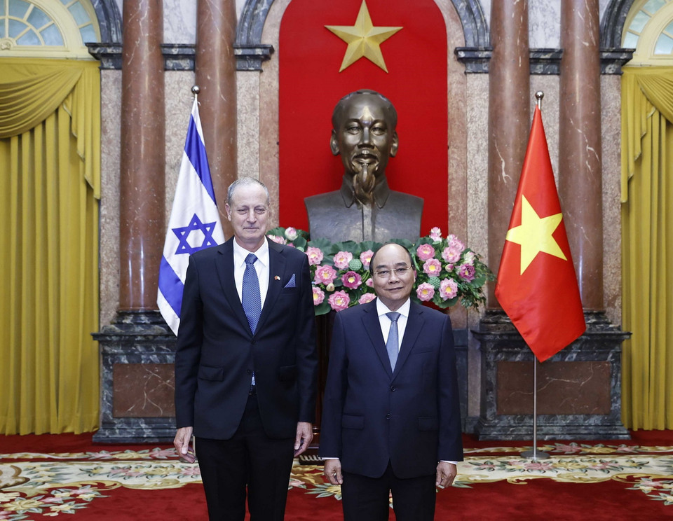 Chủ tịch nước Nguyễn Xuân Phúc chụp ảnh chung với Đại sứ Israel Yaron Mayer. (Ảnh: Thống Nhất/TTXVN)