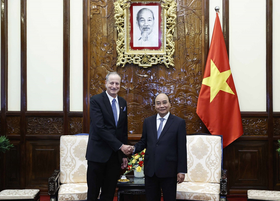 Chủ tịch nước Nguyễn Xuân Phúc và Đại sứ Israel Yaron Mayer. (Ảnh: Thống Nhất/TTXVN)