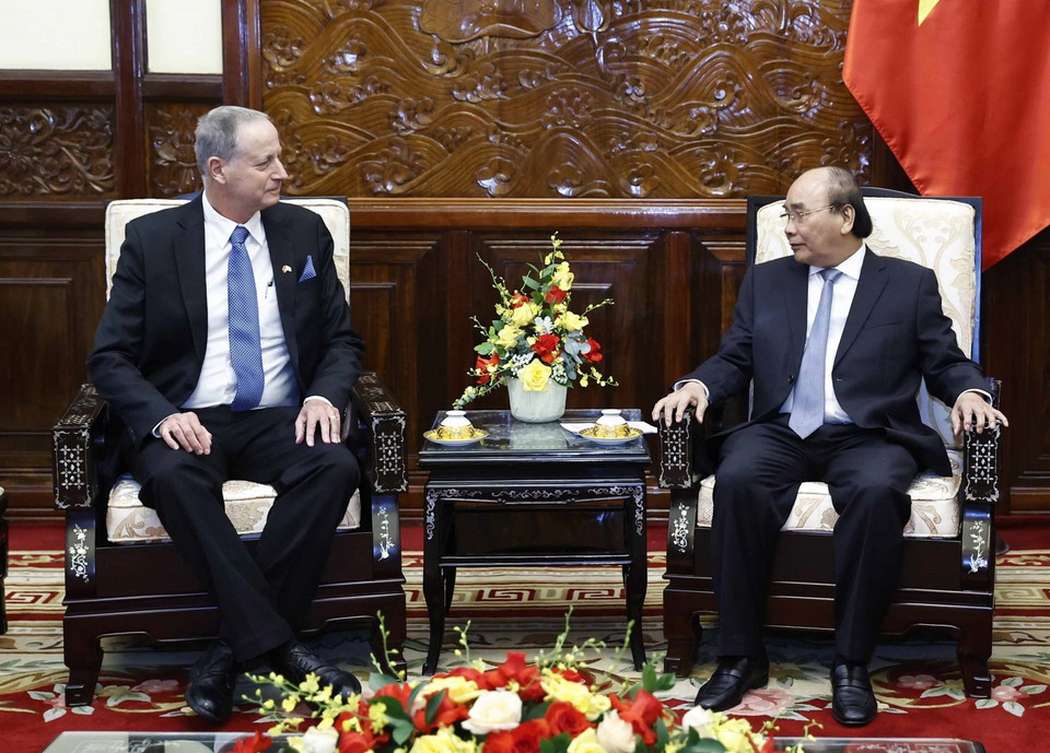 Chủ tịch nước Nguyễn Xuân Phúc tiếp Đại sứ Israel Yaron Mayer. (Ảnh: Thống Nhất/TTXVN)