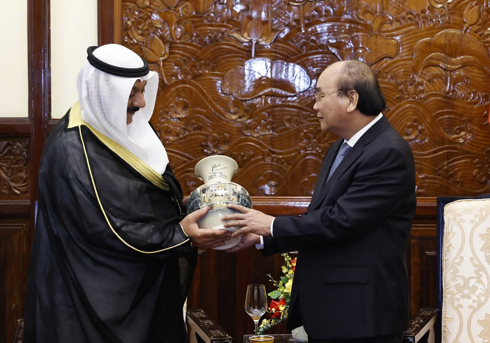 Chủ tịch nước Nguyễn Xuân Phúc tặng quà lưu niệm cho Đại sứ Kuwait Yousef Ashour Al-Sabbagh. (Ảnh: Thống Nhất/TTXVN)