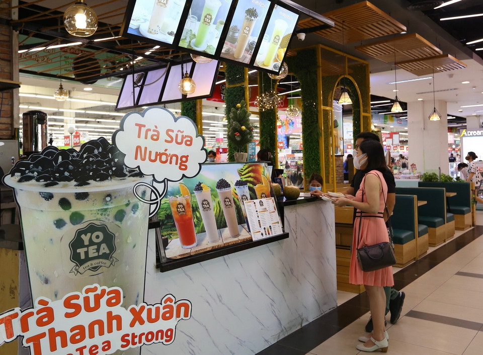  Các cửa hàng ăn, uống tại Siêu thị BigC Thăng Long đều chỉ bán hàng về cho khách. (Ảnh: Hoàng Hiếu/TTXVN)