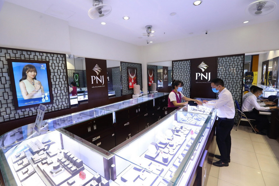  Một cửa hàng vàng, bạc, đá quý trong Siêu thị BigC Thăng Long đã mở bán phục vụ khách hàng. (Ảnh: Hoàng Hiếu/TTXVN)