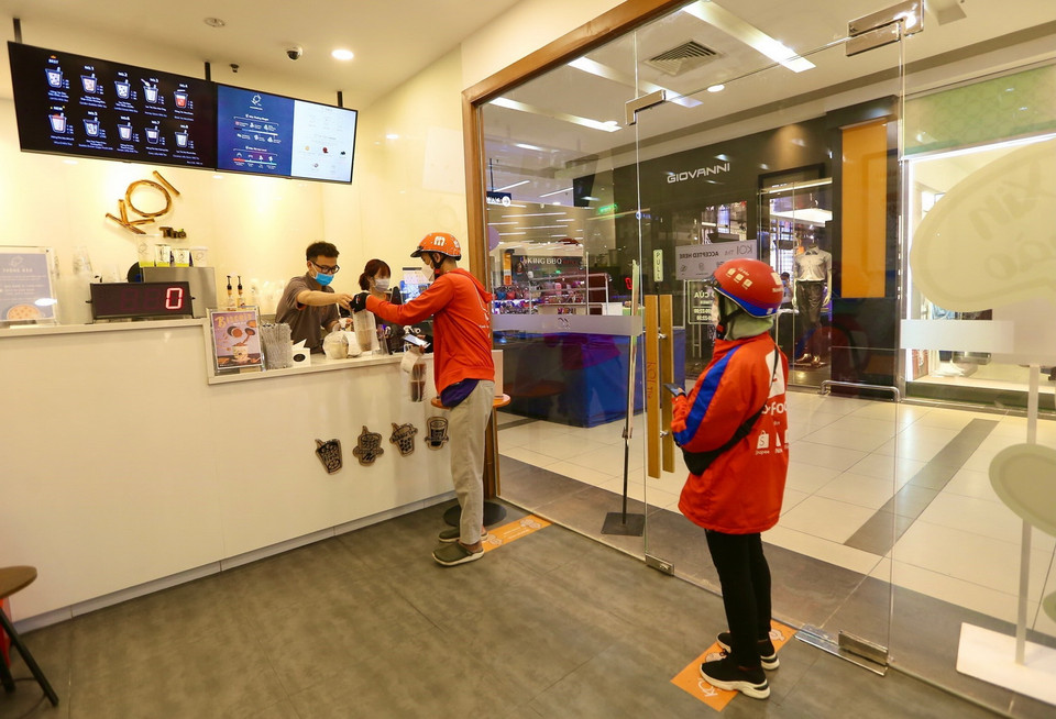  Theo quy định của Thành phố, các cửa hàng đồ ăn, uống trong trung tâm thương mại BigC chỉ bán hàng mang về. (Ảnh: Hoàng Hiếu/TTXVN)