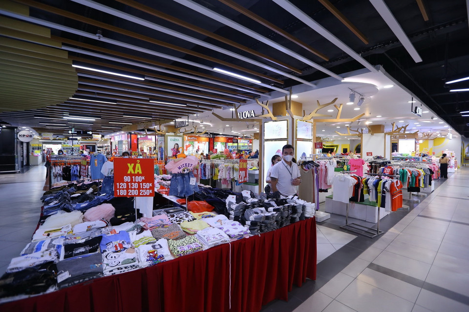  Các cửa hàng và quầy hàng trong trung tâm thương mại BigC Thăng Long đã mở phục vụ khách hàng mua sắm. (Ảnh: Hoàng Hiếu/TTXVN) 