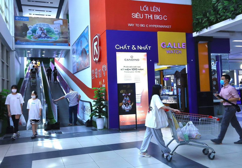  Nhiều người dân đến mua sắm tại Siêu thị BigC Thăng Long trong ngày mở lại. (Ảnh: Hoàng Hiếu/TTXVN)
