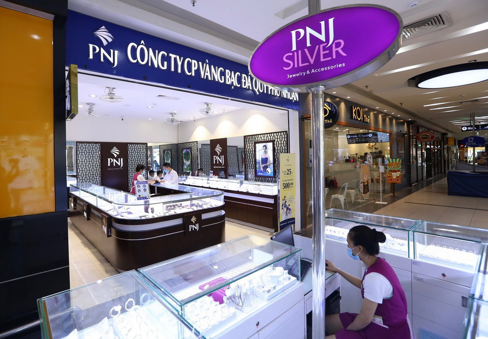  Một cửa hàng vàng, bạc, đá quý trong Siêu thị BigC Thăng Long đã mở bán trở lại. (Ảnh: Hoàng Hiếu/TTXVN)