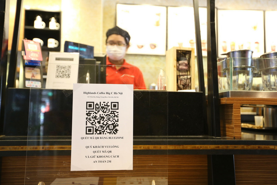  Bảng mã QR được đặt tại chỗ dễ thấy nhất tại một cửa hàng đồ uống, tại trung tâm thương mại BigC Thăng Long, tiện cho khách khai báo trực tuyến. (Ảnh: Hoàng Hiếu/TTXVN)