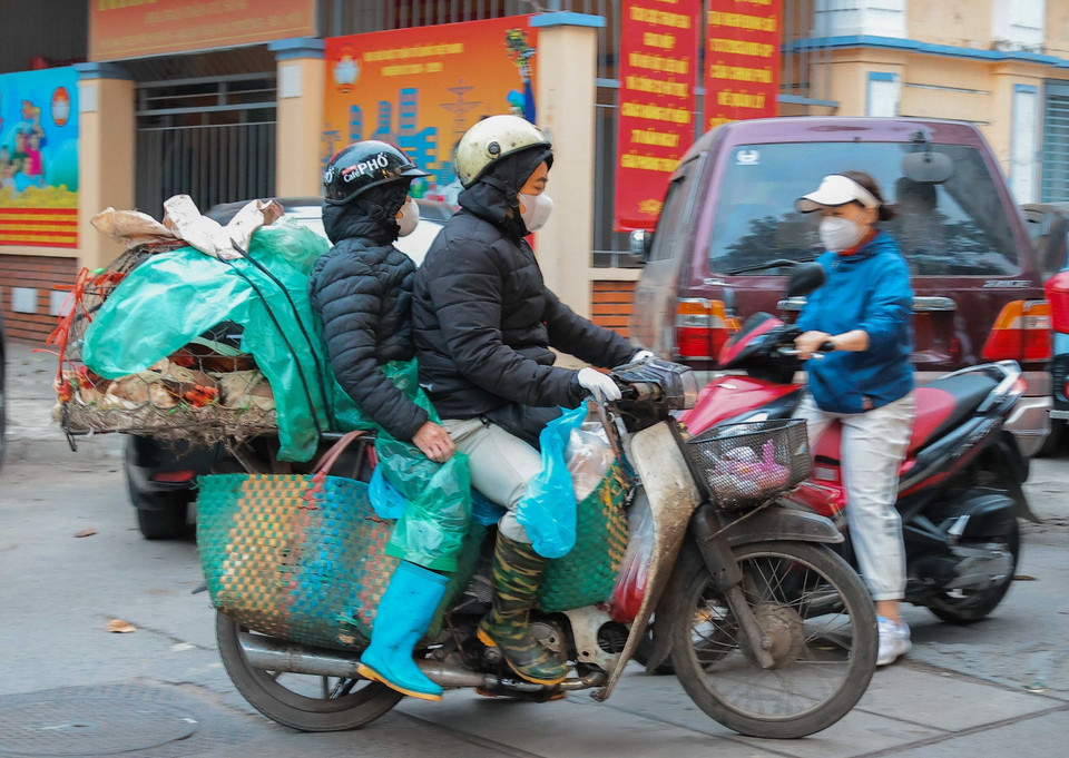 Giá rét khiến cuộc sống mưu sinh ngoài trời của người lao động vất vả hơn. (Ảnh: Hoàng Hiếu/TTXVN)