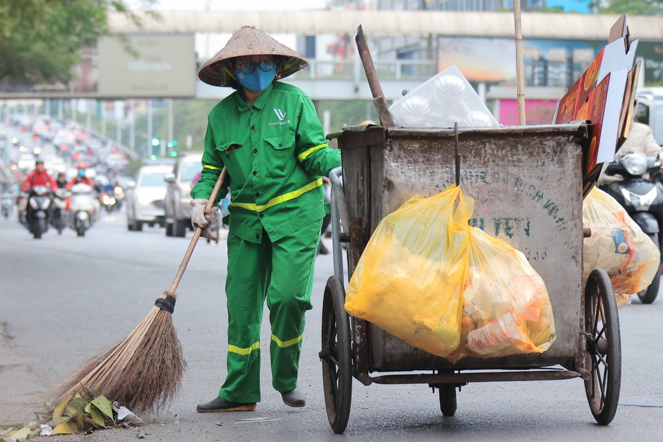 Công nhân công ty môi trường vẫn cần mẫn làm sạch đẹp các đường phố Thủ đô. (Ảnh: Hoàng Hiếu/TTXVN)