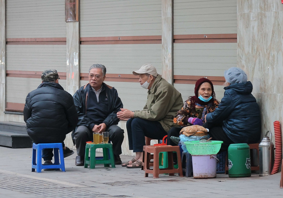 Ngồi co ro nhâm nhi chén trà nóng vỉa hè trong tiết lạnh cũng là một nét văn hóa của người Hà Nội. (Ảnh: Hoàng Hiếu/TTXVN)