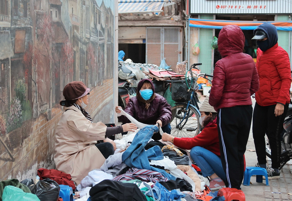 Một cửa hàng bán quần áo ấm ở ngoài trời trở nên đông khách hơn. (Ảnh: Hoàng Hiếu/TTXVN)