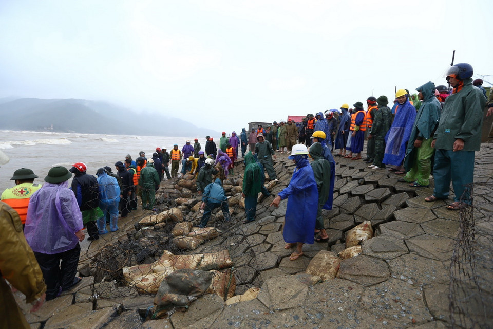 Điểm sạt lở tại kè Cẩm Nhượng (huyện Cẩm Xuyên) đã khẩn trương được khắc phục. (Ảnh: Minh Quyết/TTXVN)