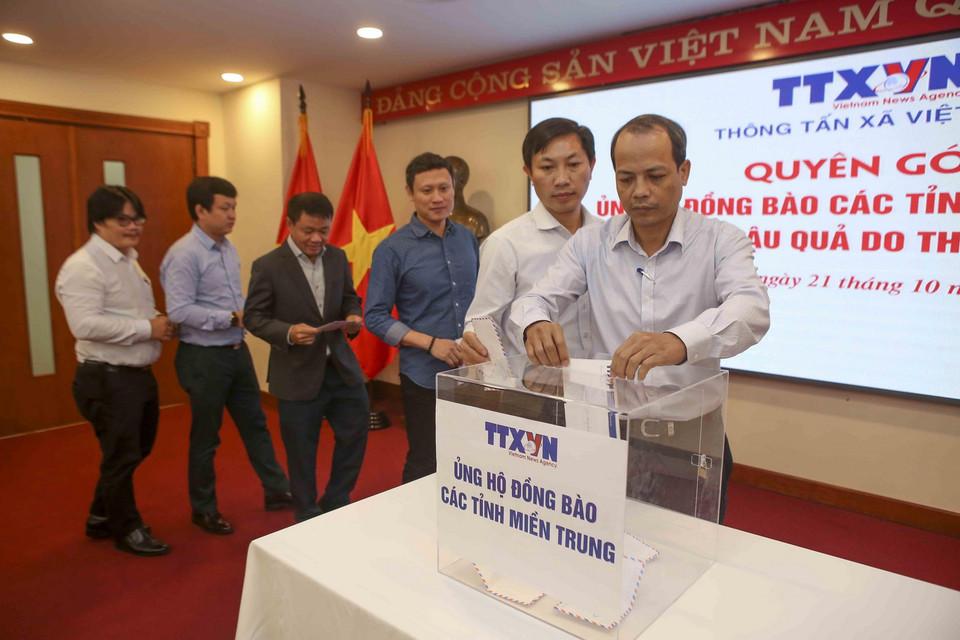 Cán bộ, viên chức TTXVN tham gia quyên góp. (Ảnh: Tuấn Đức/TTXVN)