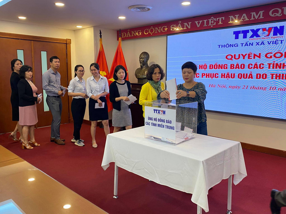 Cán bộ, viên chức Báo điện tử VietnamPlus tham gia quyên góp. (Ảnh: Vietnam+)